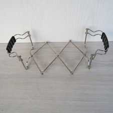 . großer alter Topfuntersetzer mit Scherengitter &  Bakelit Griffen 50er Jahre 