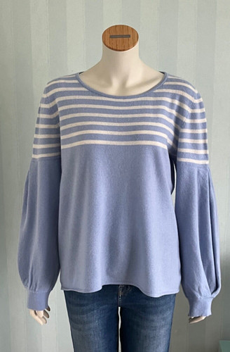 Hellblauer pullover mit - hellblauer,