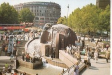 ak  BERLIN  - KURFÜRSTENDAMM , Brunnen am EUROPA Center  (Kunst & Bild)