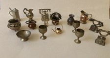 16 Gefäße aus Metall / Messing für die Puppenstube,