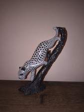Edle Deko-Figur: Schwarz-Weiß Leopard auf Ast