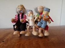 Rarität GOKI Vintage Holz Biege Puppen Familie Gruppe Oma Opa Bank 10 x 11 cm