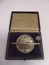 Alte Opel Plakette Emblem 100.000 km Fahrleistung + Etui + Anstecknadel Oldtimer