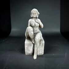 Badenixe auf einem Sockel