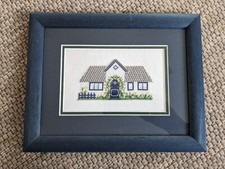 Dänische Stickerei Stickbild Haus 1, gerahmt mit Holzrahmen und Glas