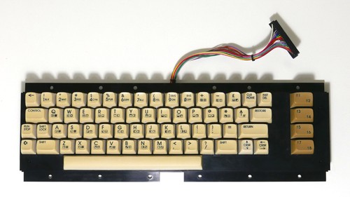Commodore 64 tastatur - ✅,