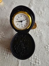 eleganter, kleiner Reisewecker Quartz in Rundbox aus Kunstleder 