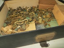 HAKEN - STÄNDER-GRIFFE - MESSING - HARTKARTON-SCHATULLE - LOT/KONVOLUT