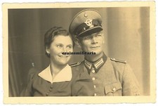 Orig. Foto AK Portrait Polizei Wachtmeister mit Frau