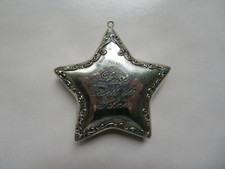 Stern mit Aufschrift "Leise rieselt der Schnee", mit Aufhänger-Öse, Kunststoff