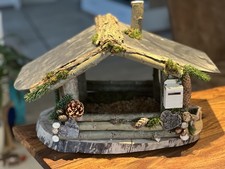 Vogelhaus Natur mit Schiefer auf einer massiven Holzplatte