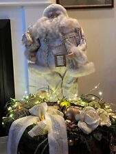 ?LUXUS WEIHNACHTS DEKORATION WEIHNACHTSMANN?GOLD BEIGE IM KORB DEKORIERT LED‘s