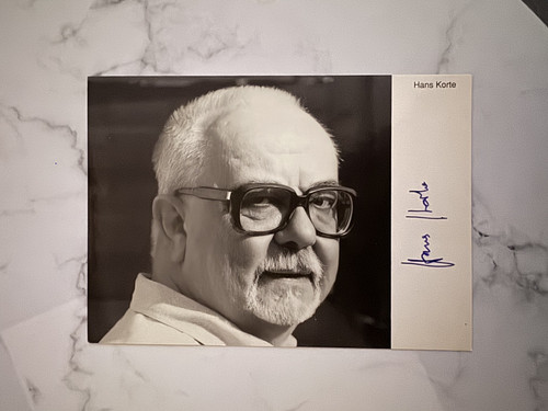 Hans korte - +, )