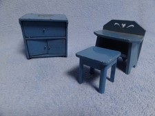 Ein alter Schreibtisch, Hocker und Schrank für das Puppenhaus oder Puppenstube