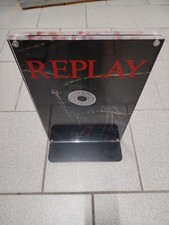 Acryl Aufsteller Massiv Replay Werbematerial