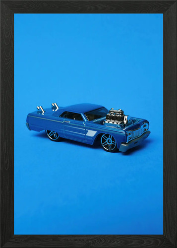 Blaues spielzeugauto auf - spielzeugauto,
