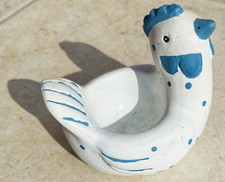 Eierbecher weißes Huhn mit blauen Punkten aus Ton, ca. 9 cm hoch