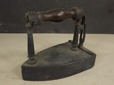 Antikes Bügeleisen mit Heizstein