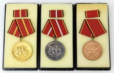 Kompl. Satz VERDIENSTMEDAILLE NVA Gold Silber Bronze Volksarmee NVA MfS Stasi