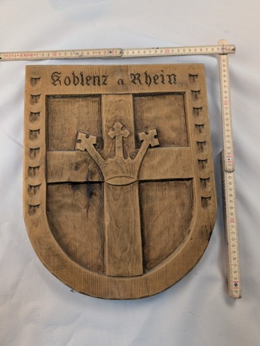 Handgeschnitzte holzwappen - handgeschnitzte,