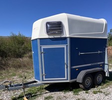 Pferdeanhänger (2) oder Pferd + Pony (Schleppdachfahrzeug) mit Sattelkammer