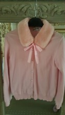 Strickjacke S 36 38 rosa fake fur Fell Kragen Schleifenband + Echtfell? Brosche
