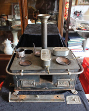 Antiker Puppenherd mit Zubehör an Bastler