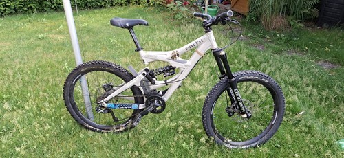 Downhill mountain bike - downhill, giant