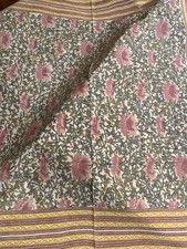 Tischdecke etwa 110x110 cm Blumenmotiv mit Ranken