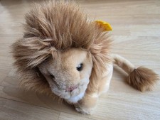 Steiff 077180 Löwe sitzend ca. 20 cm mit Knopf Fahne und Produkttags KF