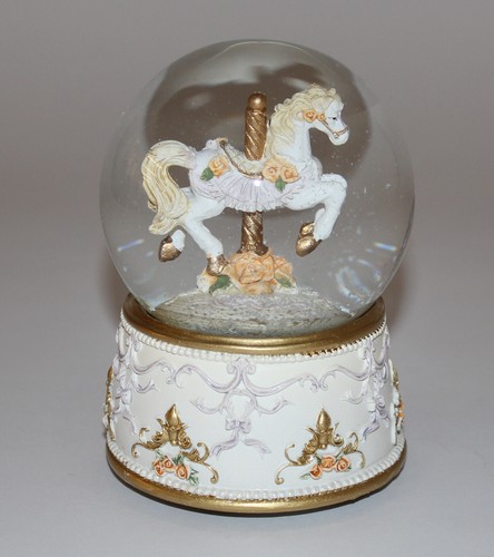Nostalgische schneekugel mit - nostalgische,