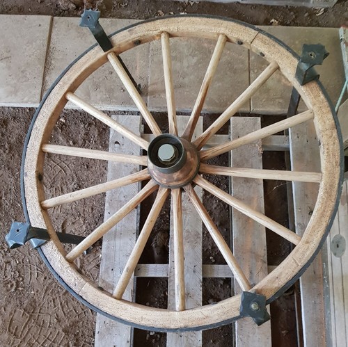 Wagenrad als tischgestell - als,