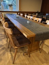 Stühle und Tische für