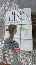 hera lind mit dem rücken zur