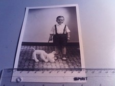 Altes Foto Kind mit Spieleug, Hund aus Plastik DDR 1965 (a4)