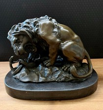 Bronzefigur Löwe mit Schlange