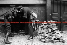 F017941 Frau aus Busunterstand