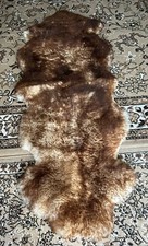 2er Lammfell Sesselschoner,Vorleger Teppich in rotbraun, aus 2 Schaffellen