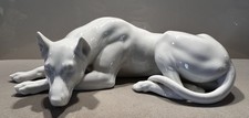 Porzellanfigur Hund, liegende