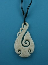 Maori Knochen Carving  Fishhook  Hei Matau mit Schmuckbox