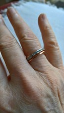 Ring aus Rotgold mit 14 weissen Diamanten in eleganter Triple-Band Form (Gr. 17)