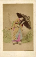 Foto Japan, japanische Frau im Kimono, Holzschuhe, Sonnenschirm - 11064584