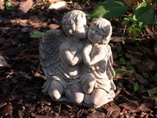 Engel küsst ein Mädchen