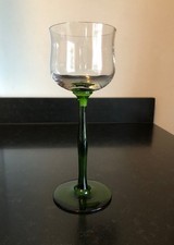 Ein Jugendstil Weingläser um