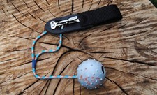 Ball mit Schnur 6cm + Gratis Julius-K9 Schnellauslöser, Schleuderball