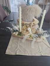 Ostergesteck in Holzschale mit Kerzen und Hasen