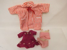 MES-59337	4 Teile ältere Puppenkleidung,L. Bademantel ca. 27 cm