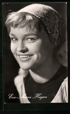 Schauspielerin Eva-Maria Hagen mit gemustertem Kopftuch, Ansichtskarte 