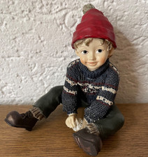 Weihnacht Figuren Winter Kinder Winterkinder älter Junge sitzend macht Schneebal