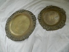 Paar alte chinesische Messing Ladegerät/Platten. Gelötetes Relief. 10" + 14".Drachen.